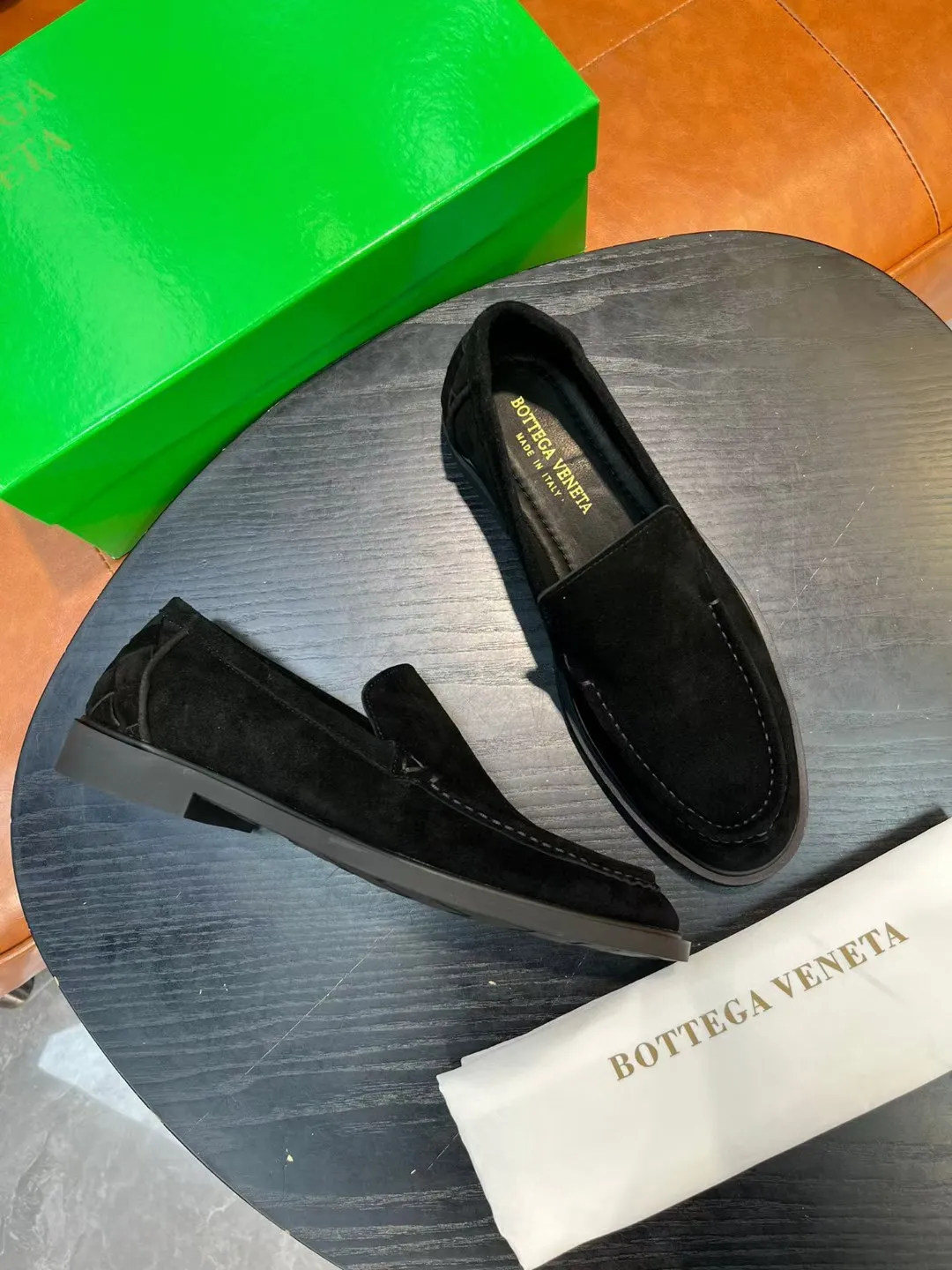 [BV] Top P: 780💰 Size: Male 39-44 (38.45 non-refundable) Bottega Veneta 2025 autumn and winter counter synchronization style. Bottega Veneta BV's new driving shoes have a slip-on design with suede upper, BV's unique weaving design on the heel, and a weaving pattern on the outsole.